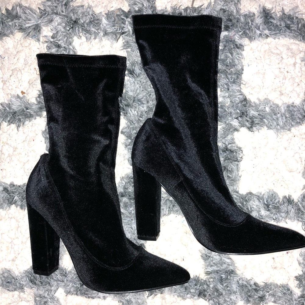 Beautiful Forever 21 Velvet Boots